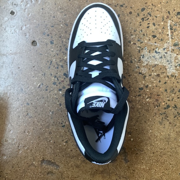 Nike dunks. Size 8 (women’s) never worn.